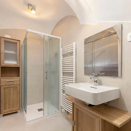 By The Walnut Tree Λιουμπλιάνα